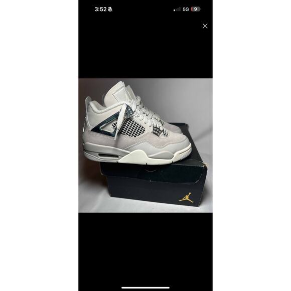 Size 5.5 - Wmns Air Jordan 4 Retro Frozen Moments...